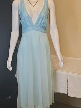 Slumber Suzy Women's Blue Lace Slip Gown,   V-Neck, Sleeveless (No Size Tag)